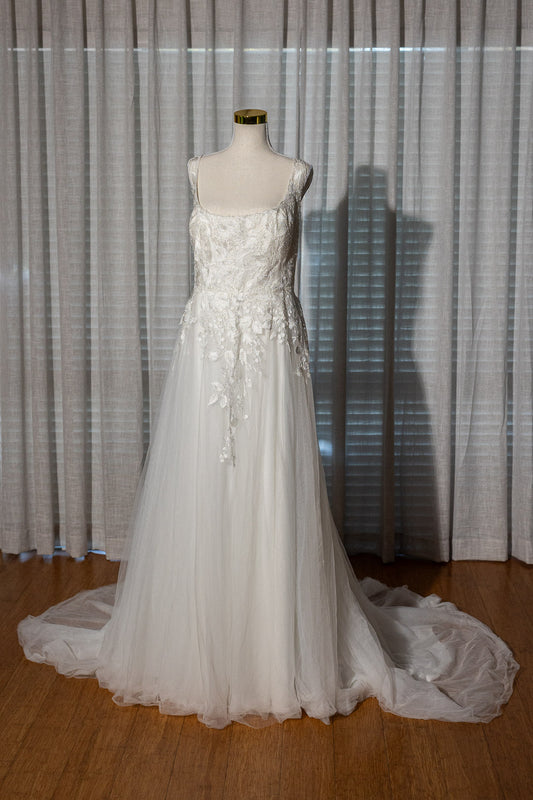 Elizabeth - Pre-Loved Wedding Dress with Floral details