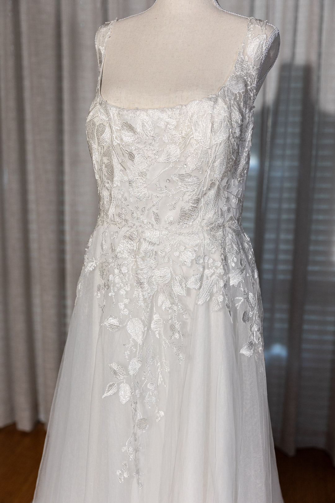 Elizabeth - Pre-Loved Wedding Dress with Floral details