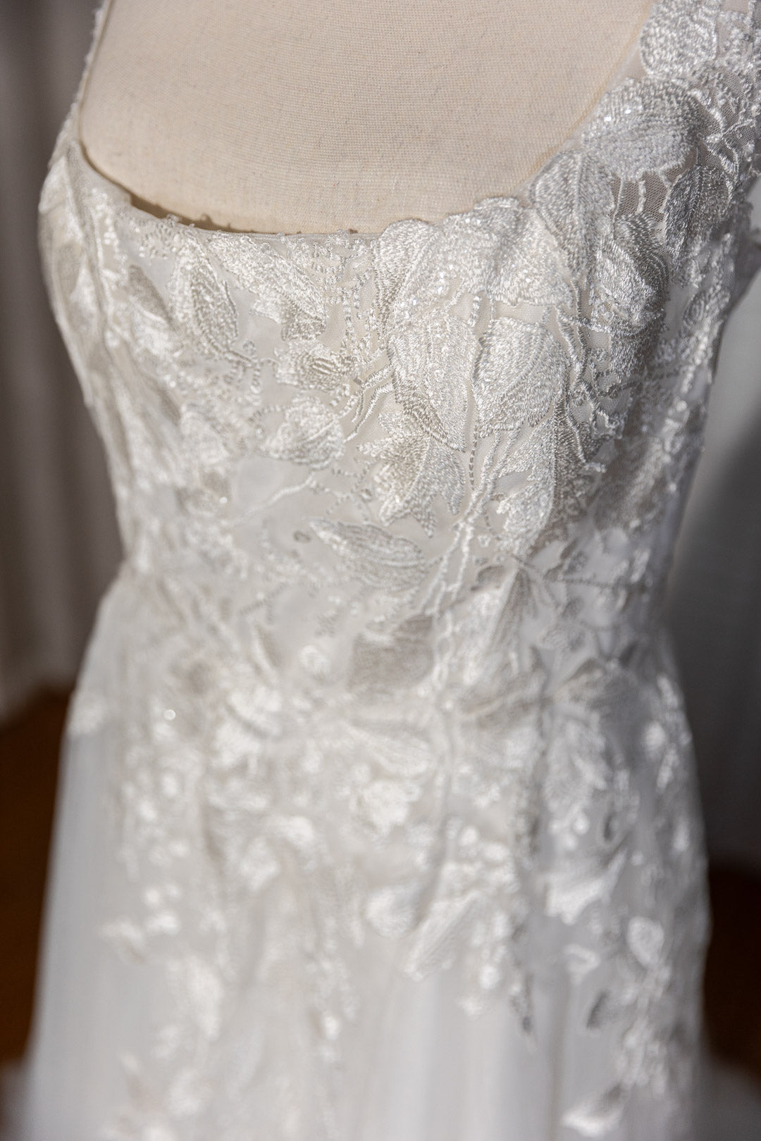 Elizabeth - Pre-Loved Wedding Dress with Floral details