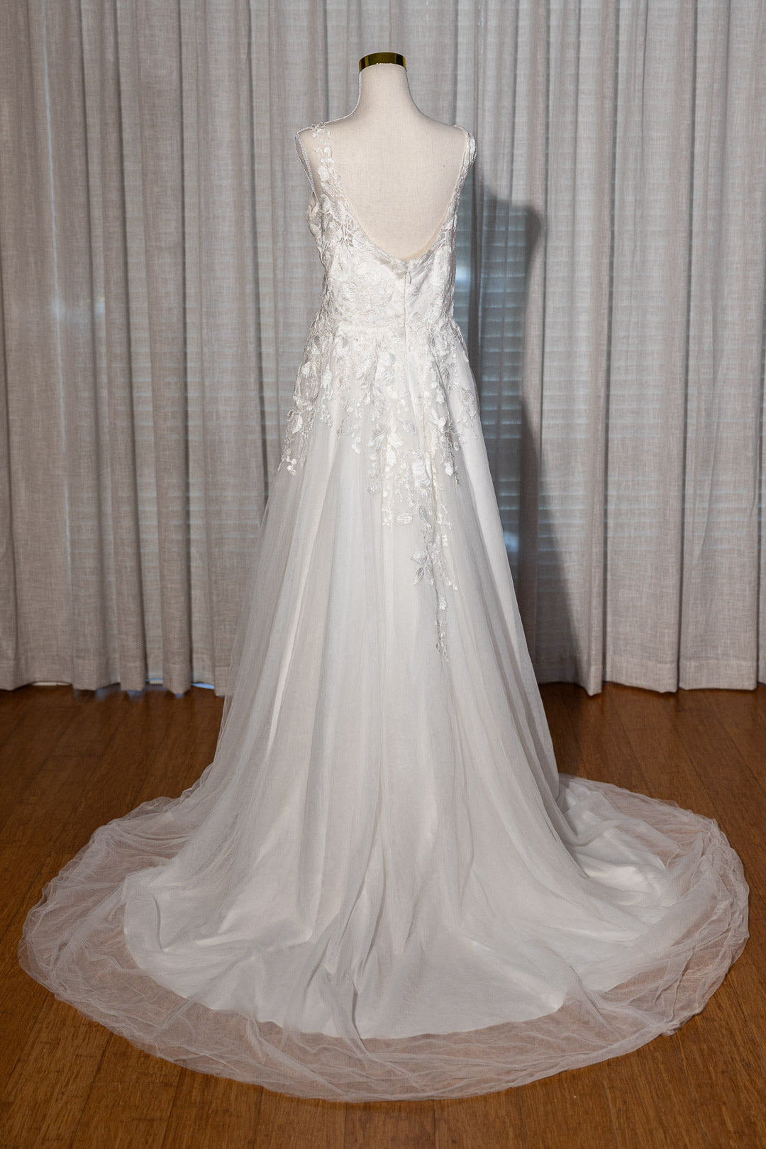 Elizabeth - Pre-Loved Wedding Dress with Floral details