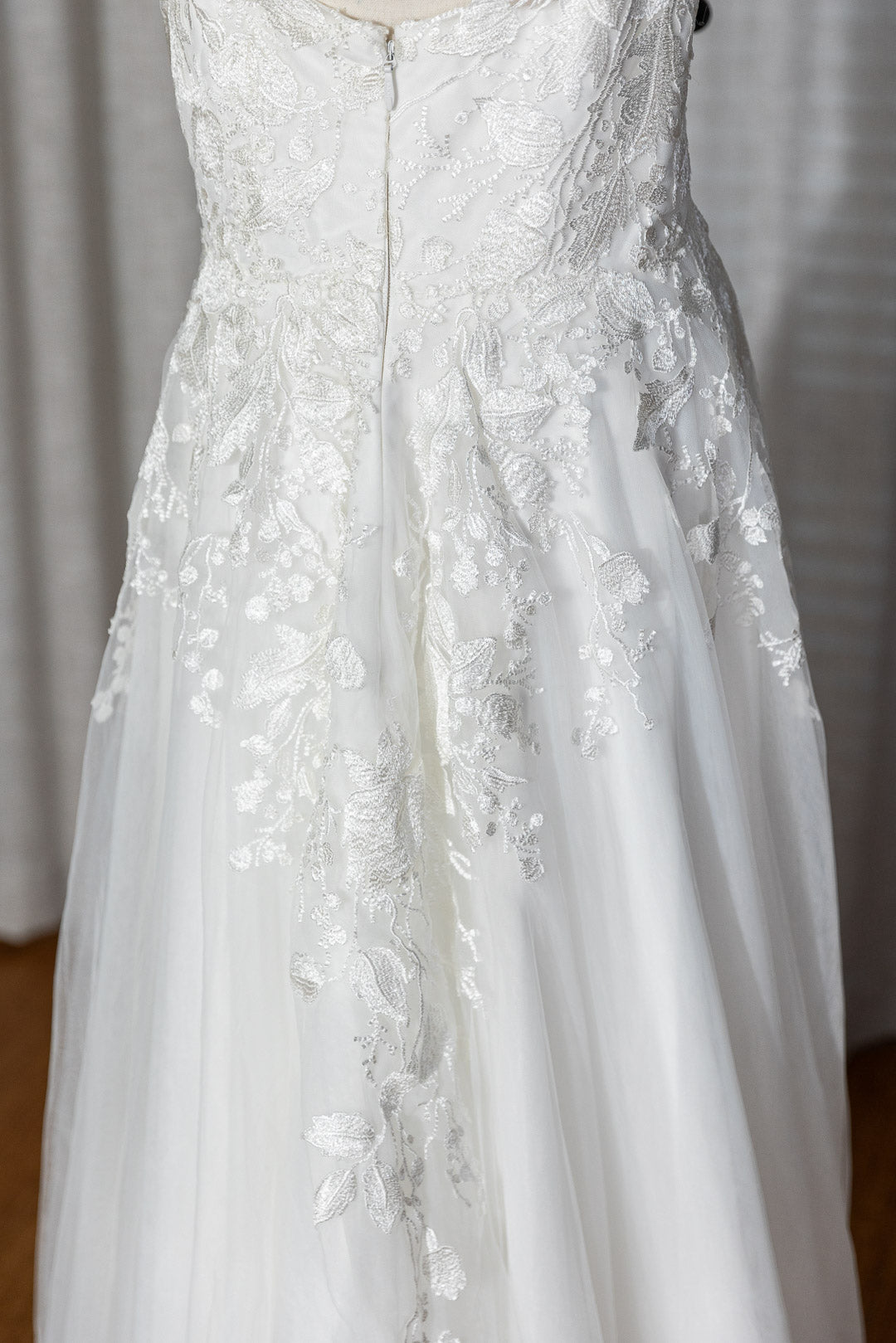 Elizabeth - Pre-Loved Wedding Dress with Floral details