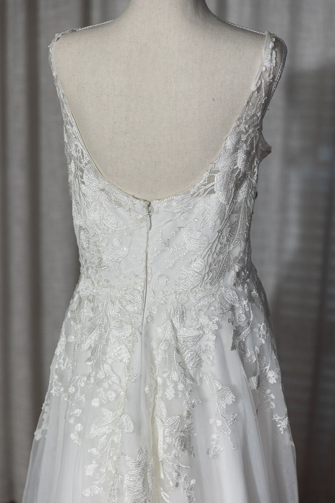 Elizabeth - Pre-Loved Wedding Dress with Floral details