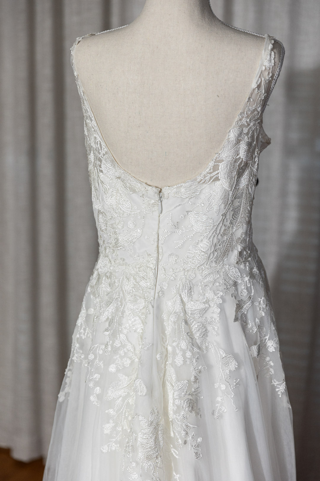 Elizabeth - Pre-Loved Wedding Dress with Floral details