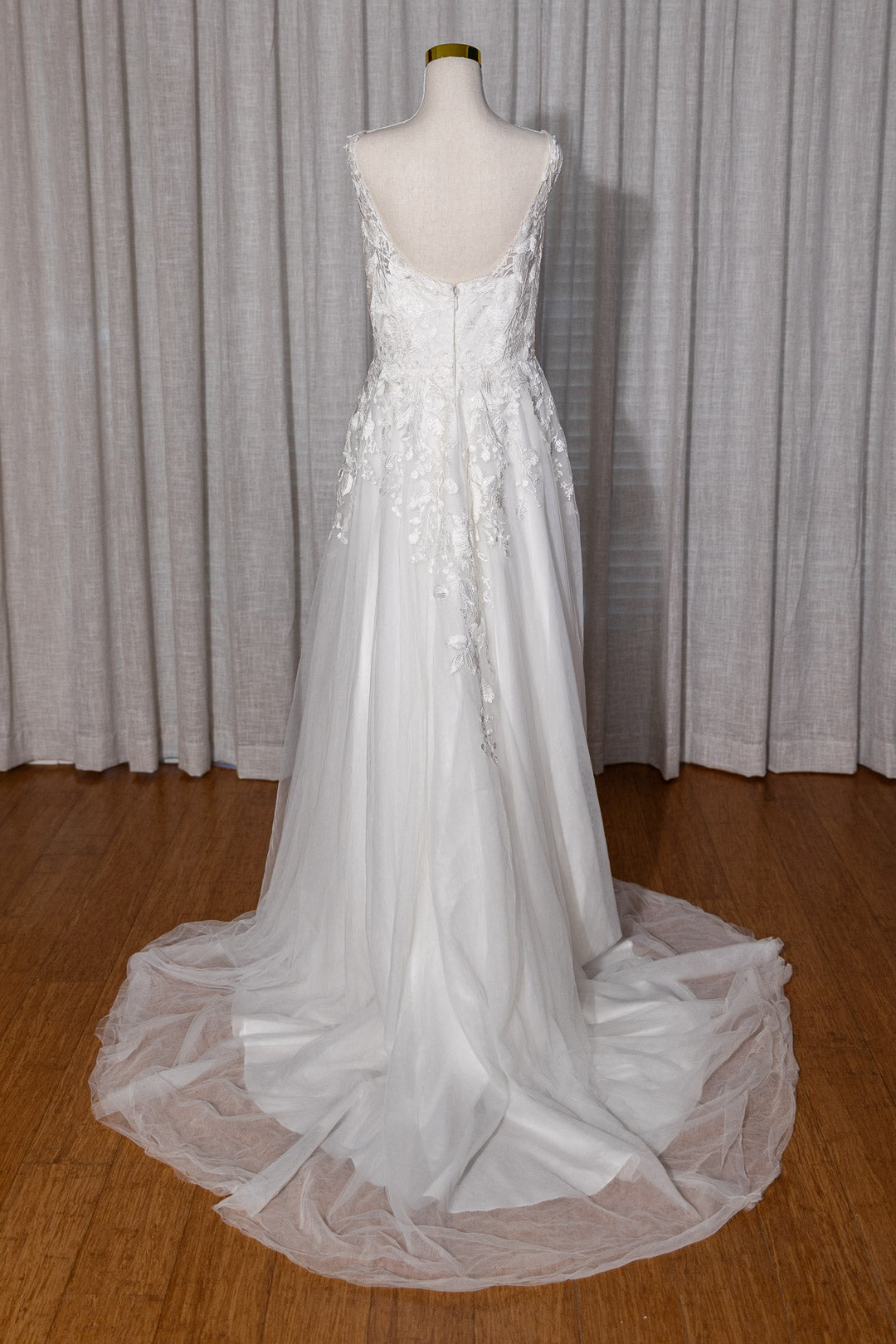 Elizabeth - Pre-Loved Wedding Dress with Floral details