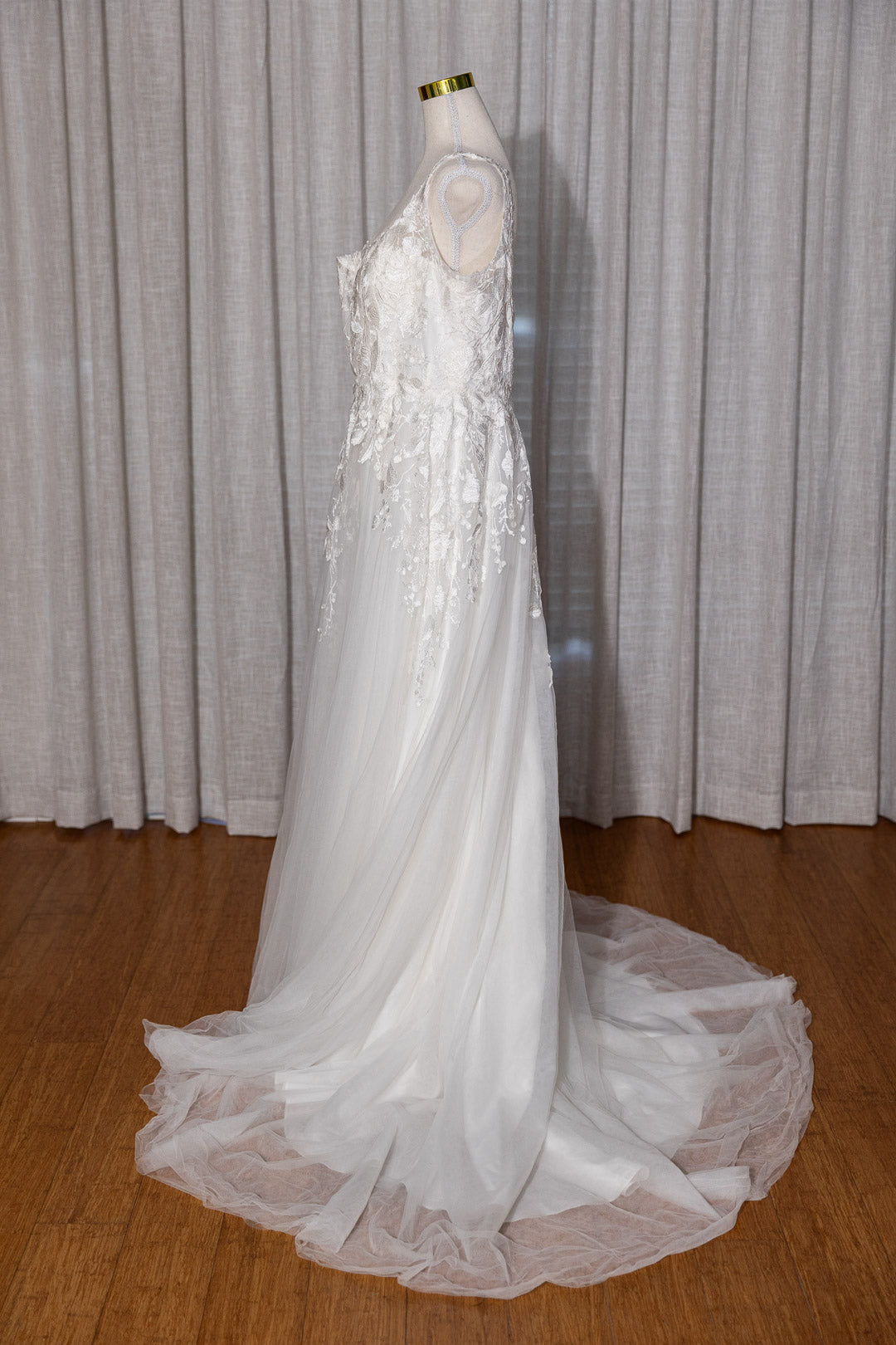 Elizabeth - Pre-Loved Wedding Dress with Floral details