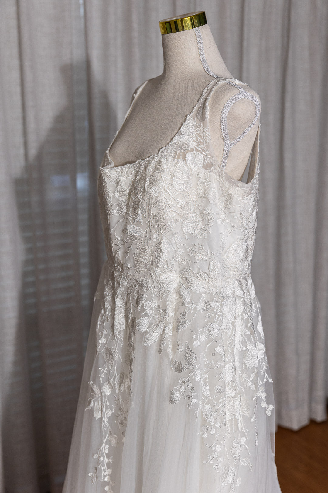 Elizabeth - Pre-Loved Wedding Dress with Floral details