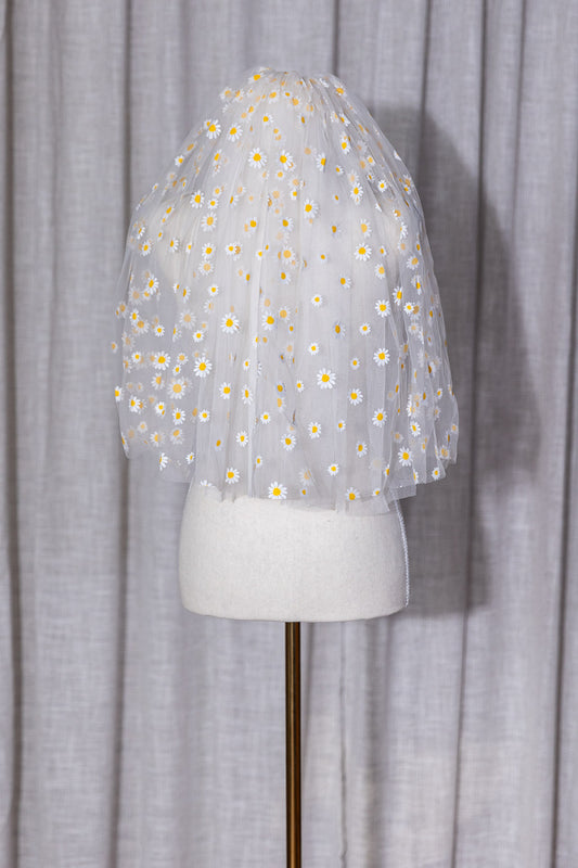 Daisy - Short Veil with Daisy Decoration