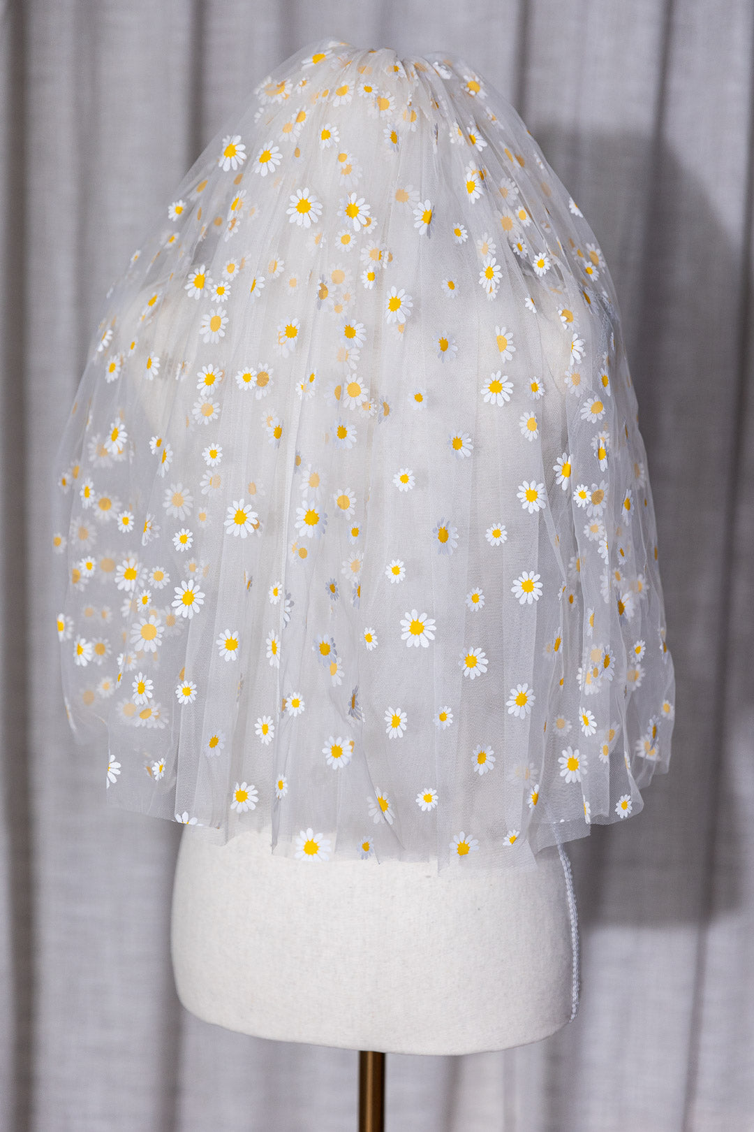 Daisy - Short Veil with Daisy Decoration