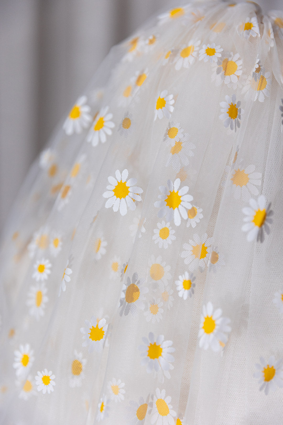 Daisy - Short Veil with Daisy Decoration