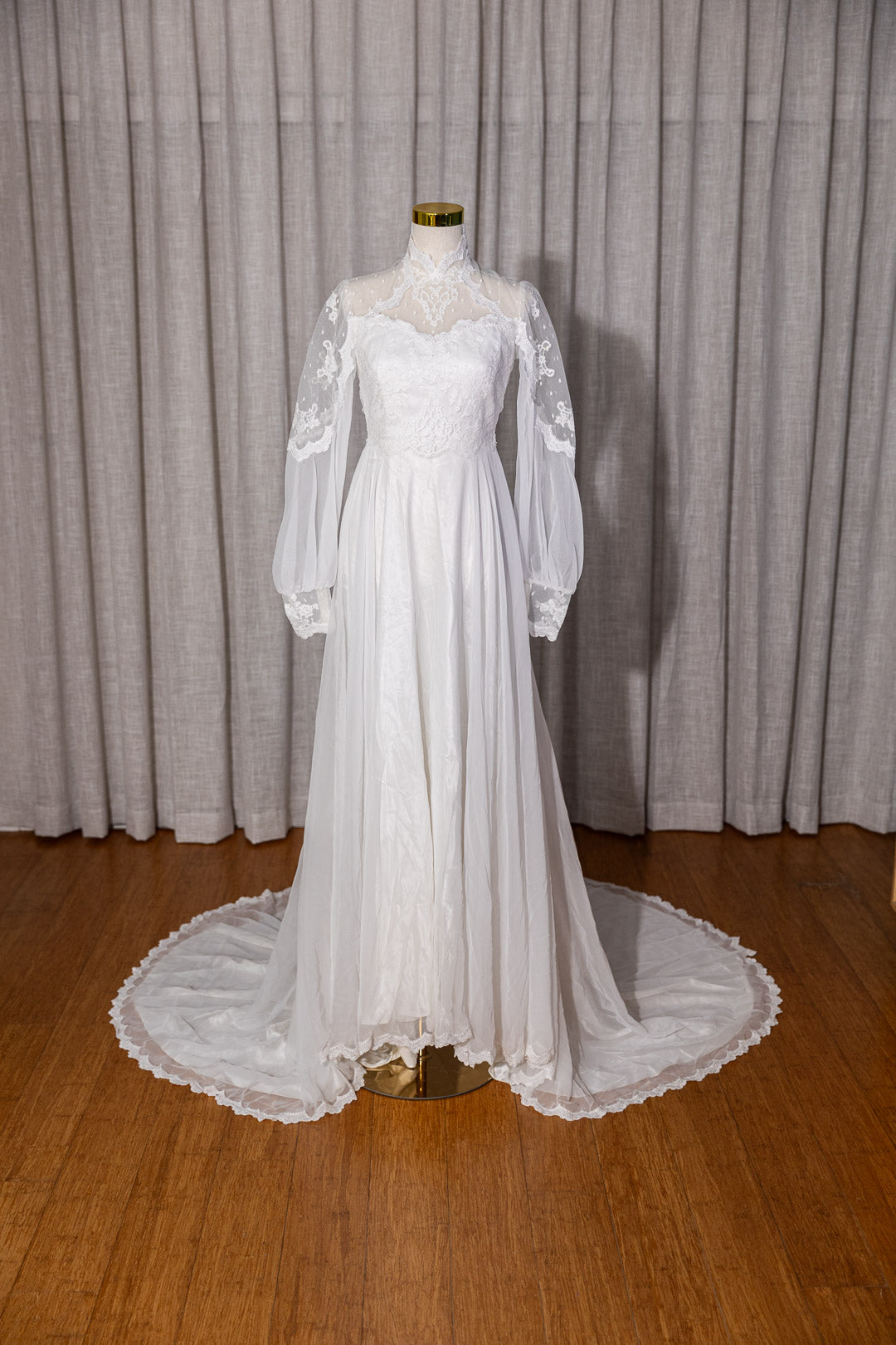 Rose - Pre-Loved Vintage High Neck White Wedding Dress with Lace