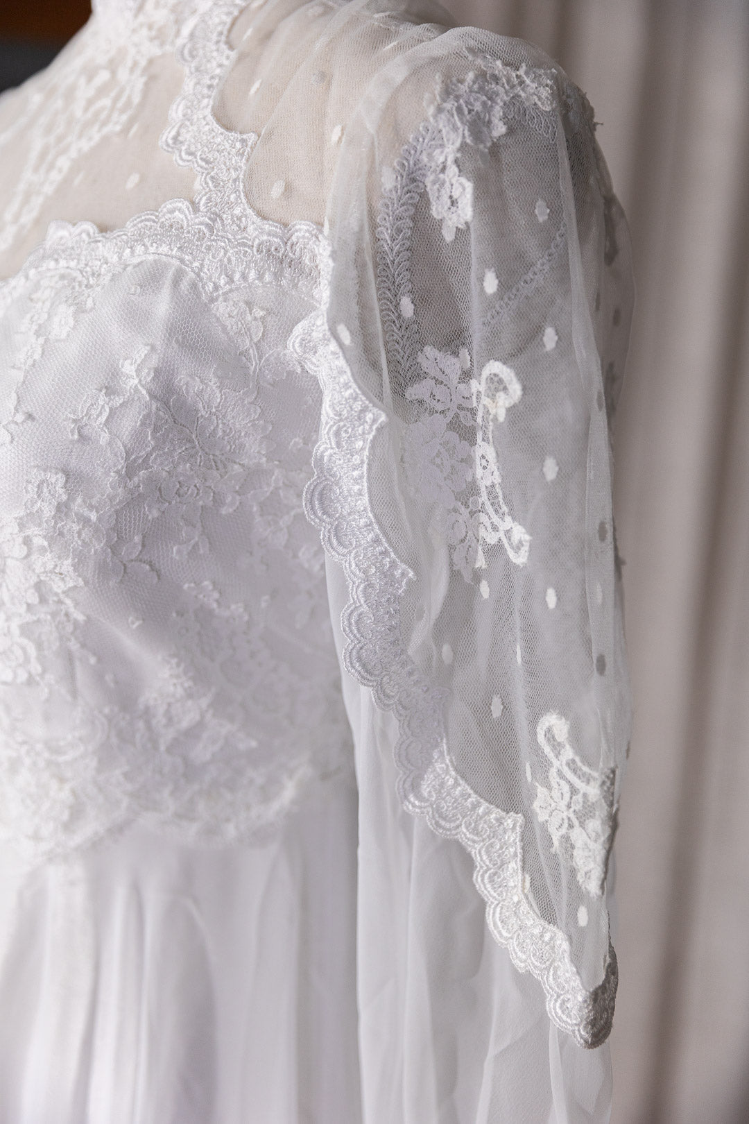 Rose - Pre-Loved Vintage High Neck White Wedding Dress with Lace