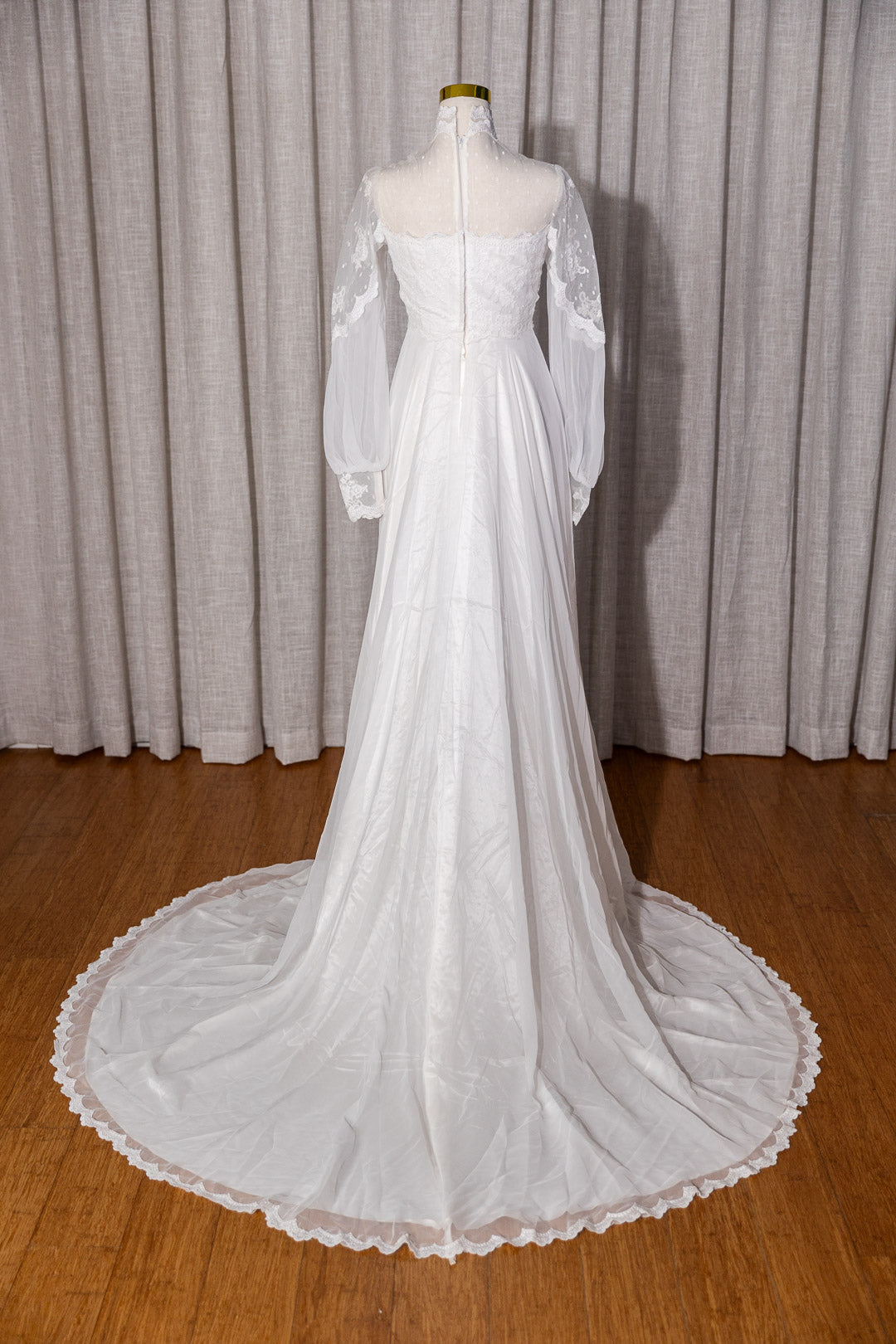 Rose - Pre-Loved Vintage High Neck White Wedding Dress with Lace